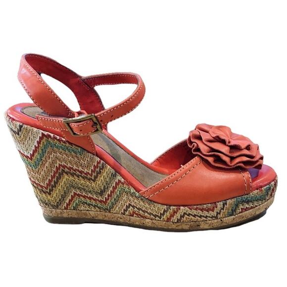 White mountain shoes wedges 3.5” Aztec design size 6 leather uppers and  flower - Picture 4 of 8